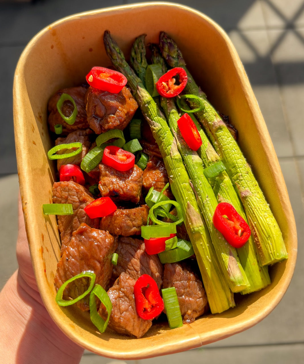 Honing-sriracha steak bites met groene asperges & zoete aardappel